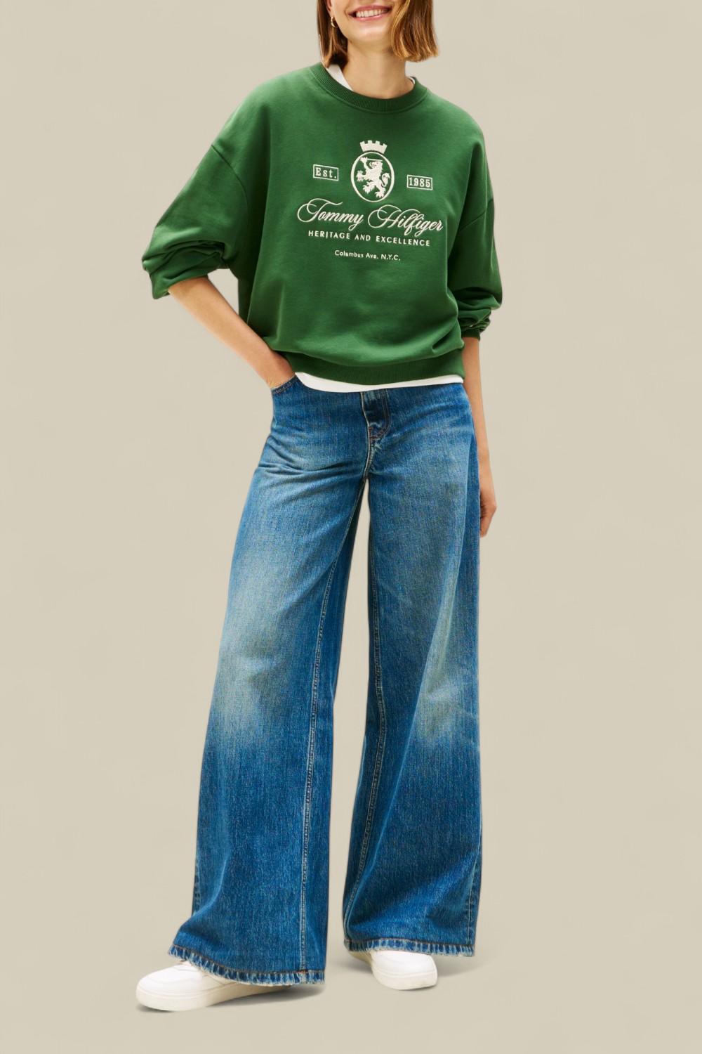 תמונת כל הלוק של סווטשירט